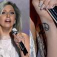 Lady Gaga tem o símbolo da paz tatuado no pulso. Clichê, né?