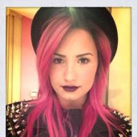 Demi Lovato abandona o cabelo azul e surge com os fios cor de rosa