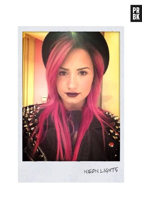 Demi Lovato aparece de cabelos cor de rosa para a "The Neon Lights Tour"