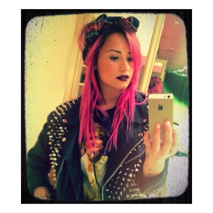 A estrela Demi Lovato mudou a cor do cabelo de novo