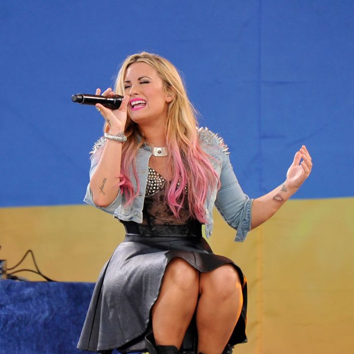 Demi Lovato já teve as pontas do cabelo na cor rosa claro