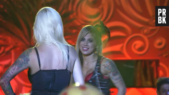 A participantes do "BBB14", Clara e Vanessa dançaram uma para a outra durante a festa Circo