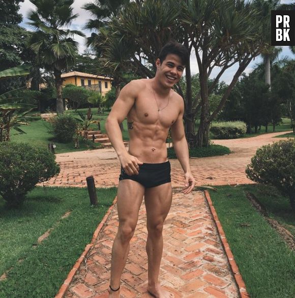 Gustavo Rocha adora mostrar o tanquinho nas redes sociais. Ainda bem, né?