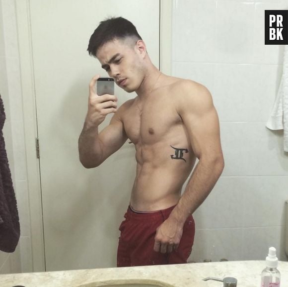 Túlio Rocha também vive mostrando o tanquinho no Instagram