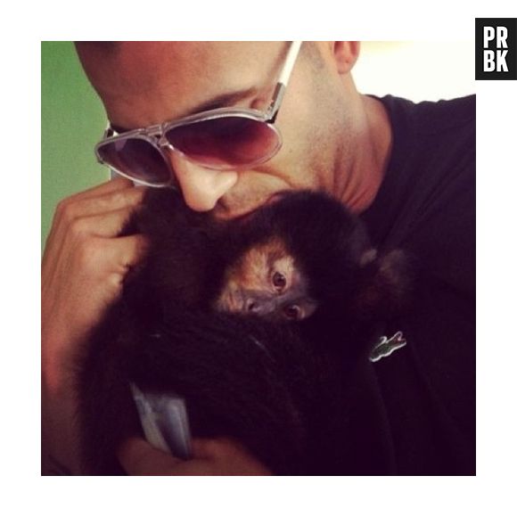 Ainda com os primatas, olha aí o jogador de futebol Emerson Sheik com a macaquinha prego Cuta