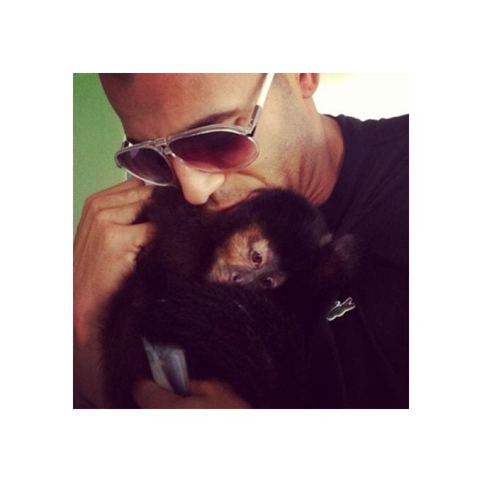 Ainda com os primatas, olha aí o jogador de futebol Emerson Sheik com a macaquinha prego Cuta