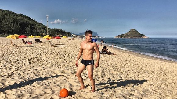 Biel posta foto ousada só de sunga no Instagram e fãs se derretem: "Você é tudo de bom!"