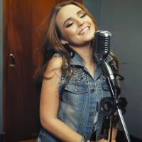 Larissa Manoela, de "Cúmplices de Um Resgate", lança lyric vídeo da música "Na Hora H"!
