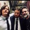 Norman Reedus tirando onda com o elenco de "The Walking Dead" nos bastidores