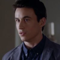 Em "Pretty Little Liars": na 7ª temporada, Elliot vira o maior suspeito em novo trailer