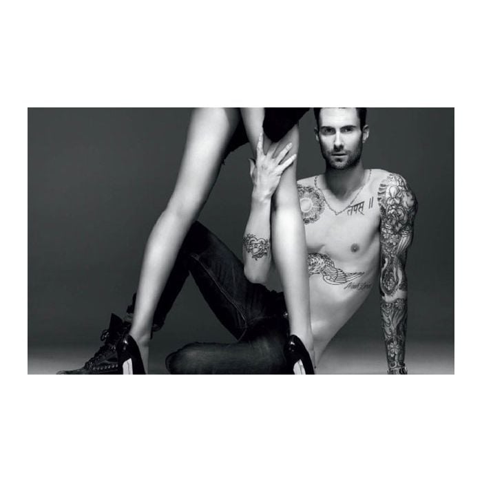 Adam Levine, do Maroon 5, ficou sem uma parte de sua barriga por causa do Photoshop da Revista Vogue