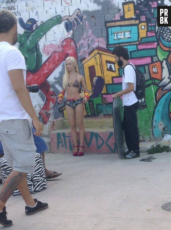 A atriz Mariana Ximenes também usou um biquíni sensual durante a sessão de fotos no Vidigal, Zona Sul do Rio