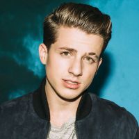 Sem Selena Gomez, Charlie Puth lança clipe para música "We Don't Talk Anymore"! Confira