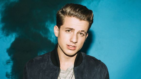 Sem Selena Gomez, Charlie Puth lança clipe para música "We Don't Talk Anymore"! Confira