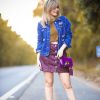 Taciele Alcolea tem um look bem romântico e feminino, mas para ficar diferente, a gata brinca com cores fortes