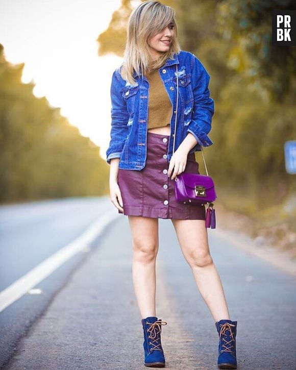 Taciele Alcolea tem um look bem romântico e feminino, mas para ficar diferente, a gata brinca com cores fortes