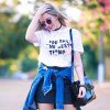 Personalisar as peças é com ela mesmo! Taciele Alcolea curte bastante brincar com texturas, dá pra ver por esses bottons, né