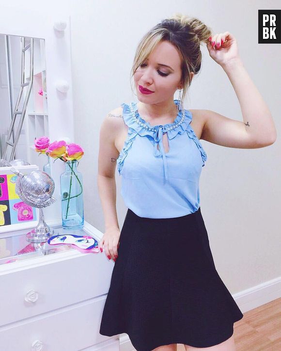 Taciele Alcolea é uma fofa e está sempre usando elementos romanticos como babados e pérolas