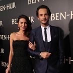 Rodrigo Santoro e Mel Fronckowiak brilham em pré-estreia de "Ben-Hur" em Los Angeles