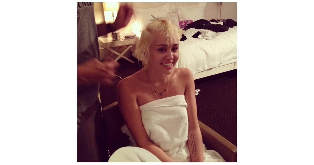 Miley Cyrus Just Posted A Zero Makeup Selfie, Naked In The Bath