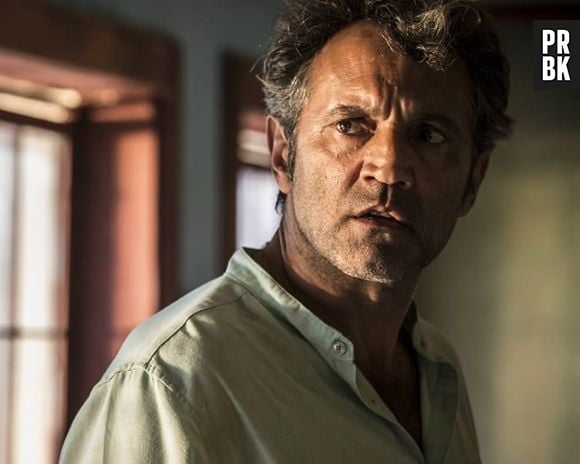 Santo (Domingos Montagner) fica surpreso ao ver que Afrânio (Antonio Fagundes) está mudado em "Velho Chico"