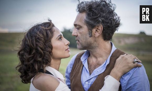 Na trama de "Velho Chico", finalmente, o casal Santo (Domingos Montagner) e Tereza (Camila Pitanga) recebem a benção do pai da moça