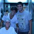  Felipe Simas e Bruno Gissoni posam ao lado da mam&atilde;e de primeira viagem&nbsp;Mariana Uhimann 