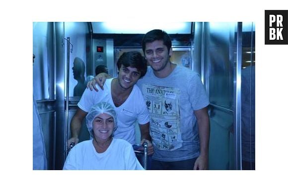 Felipe Simas e Bruno Gissoni posam ao lado da mamãe de primeira viagem Mariana Uhimann