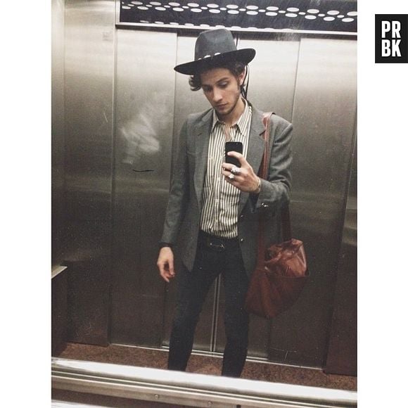 No Instagram, Chay Suede compartilhou uma foto com um look bem diferente! Olha o chapeuzinho que o ator escolheu... Você usaria?!