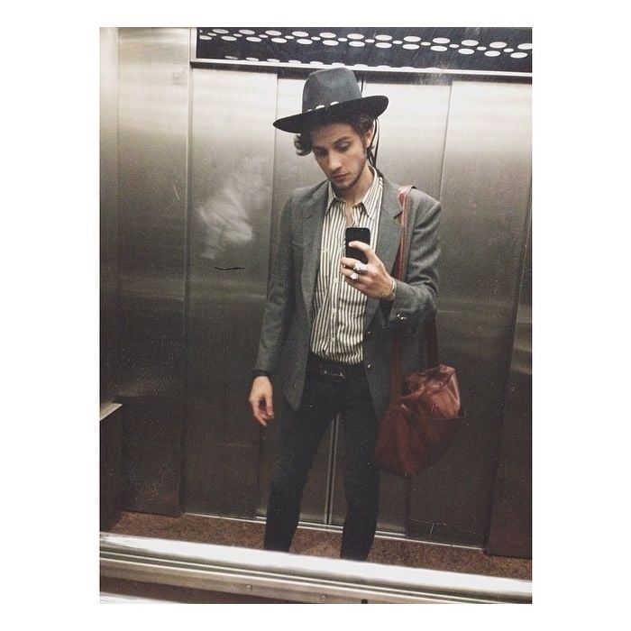 No Instagram, Chay Suede compartilhou uma foto com um look bem diferente! Olha o chapeuzinho que o ator escolheu... Você usaria?!