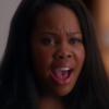 Em "Glee", Mercedes (Amber Riley) canta "I'll Stand By You"