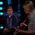Sam (Chord Overstreet) e Artie (Kevin McHale) cantaram "Fire and Rain" de James Taylor em "Glee"
