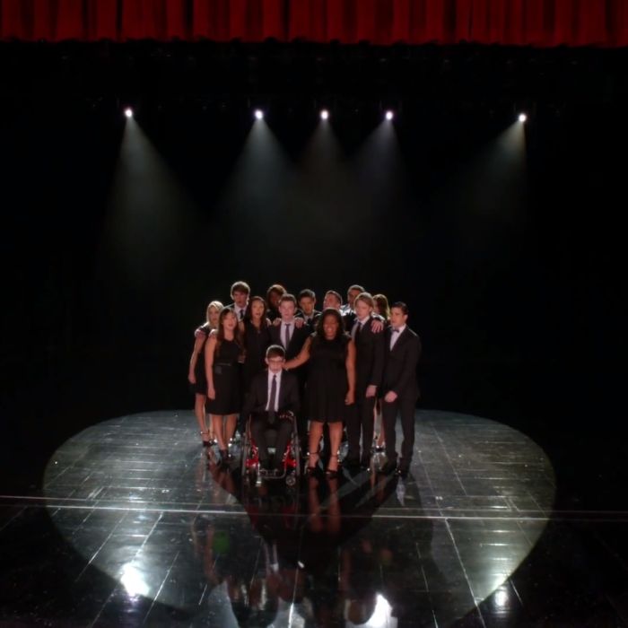 Em &quot;Glee&quot;, o elenco ficou de luto no episódio em homenagem à Cory Monteith