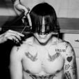 Harry Styles, do One Direction, aparece em fotos inéditas cortando o cabelo na revista Another Man!