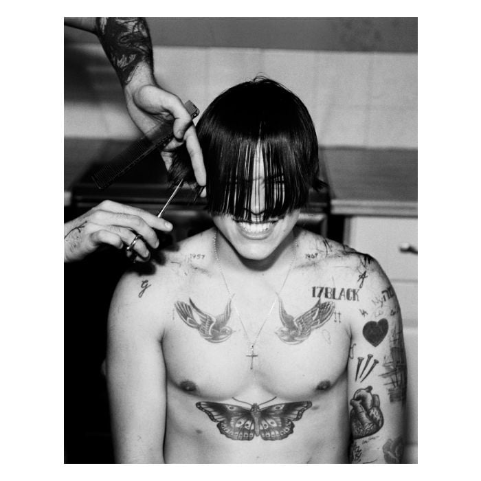 Harry Styles, do One Direction, aparece em fotos inéditas cortando o cabelo na revista Another Man!