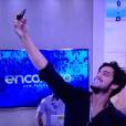Rodrigo Simas aproveitou para tirar uma selfie do elenco durante o programa "Encontro com Fátima Bernardes"