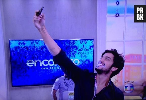 Rodrigo Simas aproveitou para tirar uma selfie do elenco durante o programa "Encontro com Fátima Bernardes"