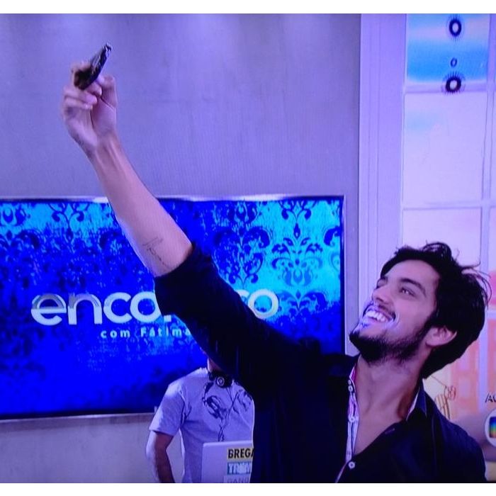 Rodrigo Simas aproveitou para tirar uma selfie do elenco durante o programa &quot;Encontro com Fátima Bernardes&quot;