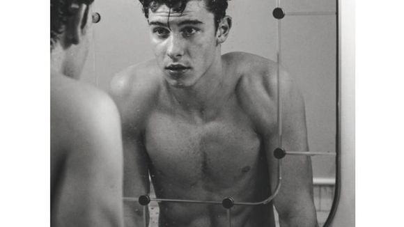 Shawn Mendes, do hit "Treat You Better", aparece sexy em ensaio sensual para revista! Confira