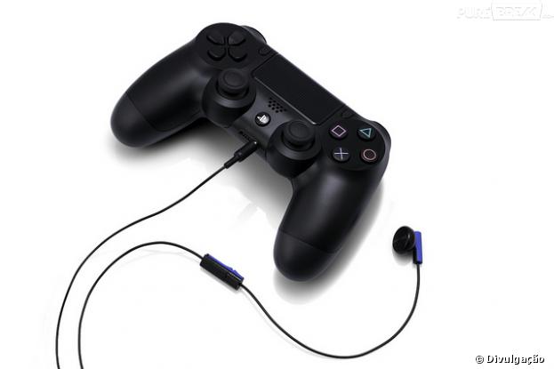O "headset" do PS4 será acoplado ao controle.