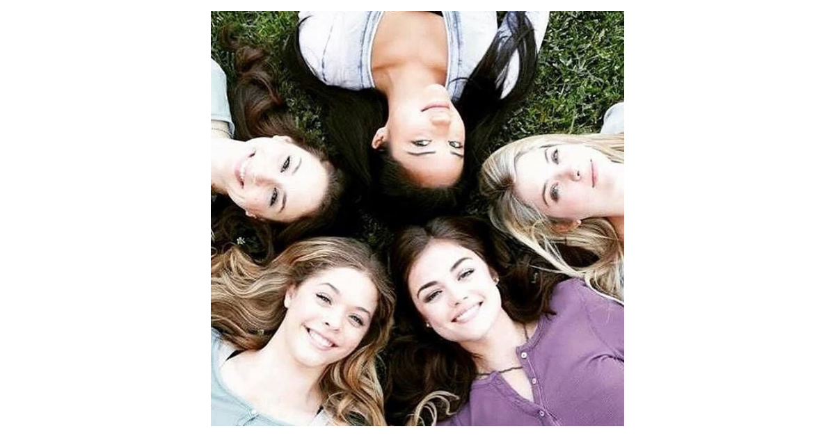 Atrizes de pll fazem tatuagem De Pretty Little Liars Lucy Hale Troian Bellisario E Atrizes Fazem Tatuagem Em Homenagem A Serie Purebreak