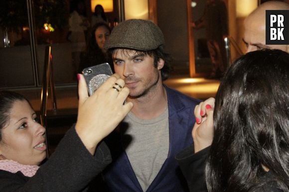 Ian Somerhalder, da série teen "The Vampire Diaries", não se incomodou de posar com os fãs