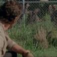 Os zumbis observam Rick (Andrew Lincoln) na nova temporada de "The Walking Dead"
