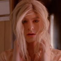 Andrew Garfield se transforma em travesti para clipe da banda Arcade Fire