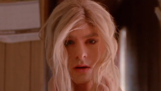 Andrew Garfield se transforma em travesti para clipe da banda Arcade Fire