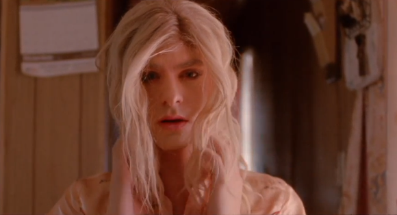 Andrew Garfield se transforma em travesti para clipe da banda Arcade Fire