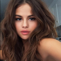 Selena Gomez fala sobre arrependimento da adolescência por não ter tido um baile de formatura