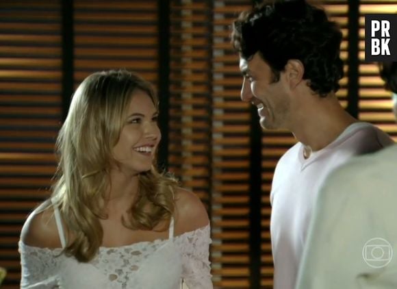 Lívia (Louise D'Tuani) e Laerte (Gabriel Braga Nunes) estão trabalhando juntos na novela "Em Família"