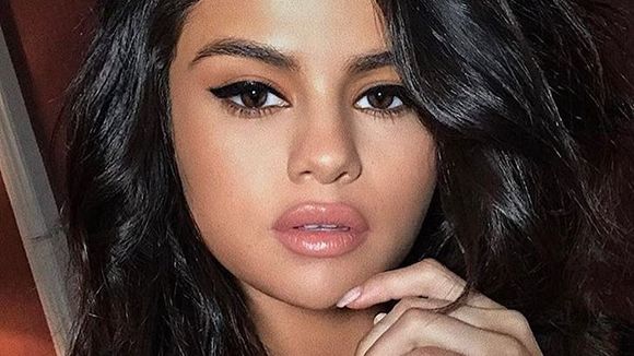 Selena Gomez desabafa sobre sua influência com os jovens: "Faria tudo para dar um bom exemplo!"