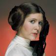 Carrie Fisher vive a icônica princesa Leia da franquia "Star Wars"!
